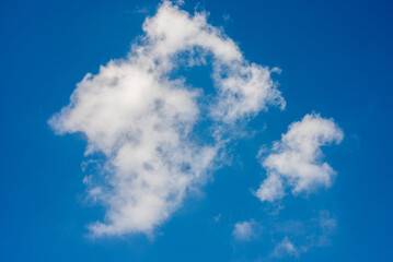 Obraz premium beautiful blue sky and white fluffy cloud horizon outdoor for background.