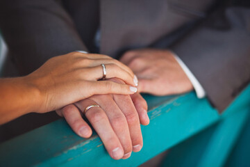 Obraz premium The bride and groom hold each other's hands