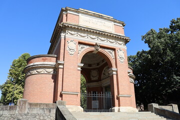 L'arc de triomphe, monument aux morts, ville de Albi, département du Tarn, France