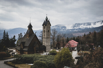Fototapeta na wymiar winter view of the Wang Church in Karpacz, the Giant Mountains with snow in the background