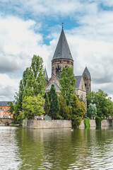 Fototapeta na wymiar New temple and Jardin d'Amour near the river in Metz, France