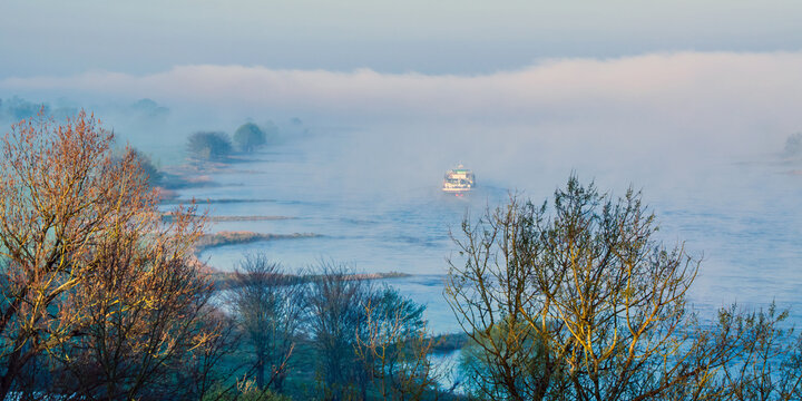 Nebel &uuml;ber dem Fluss