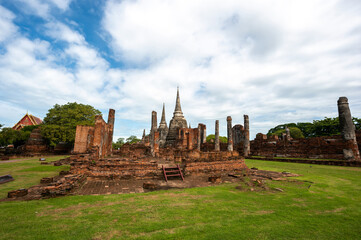 Landscape the ruins of ancient city of ayutthaya (Ayutthaya Historical Park) are the  famous sightseeing place at Phra Nakhon Si Ayutthaya Province, Thailand. (Public domain)