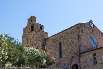 Façade de l'Eglise Saint-André de Roquebrun en été