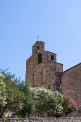 Obraz premium Façade de l'Eglise Saint-André de Roquebrun en été