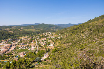 Fototapeta na wymiar Vue estivale sur les montagnes au-delà de Roquebrun depuis le Jardin Méditerranéen