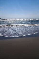 夏の日差しとビーチ