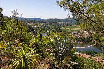 Vue sur le village médiéval de Roquebrun et l'Orb depuis le Jardin Méditerranéen