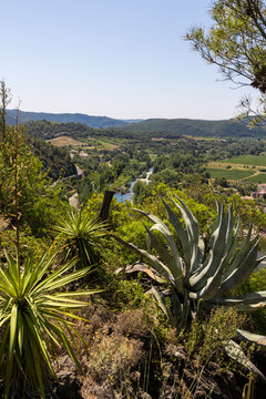 Vue sur le village m&eacute;di&eacute;val de Roquebrun et l'Orb depuis le Jardin M&eacute;diterran&eacute;en