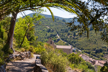 Vue sur l'Eglise Saint-André de Roquebrun depuis le Jardin Méditerranéen