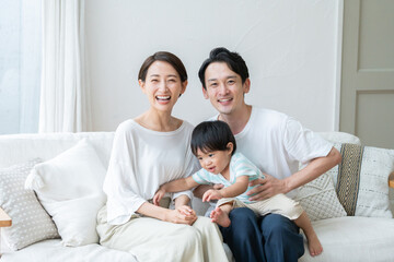 Obraz premium リビングにいる笑顔の親子（家族・ファミリー・育児・子育て）