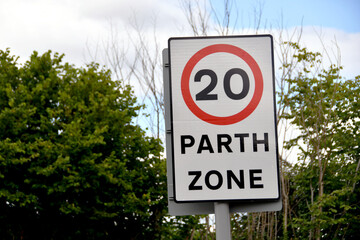 Bilingual road sign showing a 20 mph speed limit at the approach to a village in Wales - obrazy, fototapety, plakaty