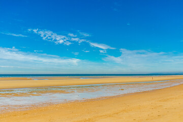 Fototapeta na wymiar Strandspaziergang am französischen Küstenabschnitt Gold Beach zwischen La Rivière und Longues-sur-Mer - Normandie - Frankreich
