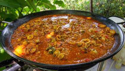 Preparando un arroz marinero en una paellera. 
