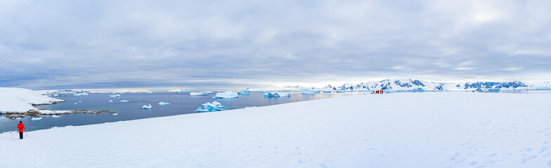 Panorama Antarktis Touristen in roten Parkas erklimmen eine antarktischer Eisberg Landschaft bei...