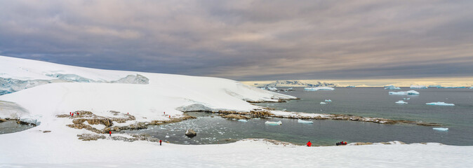 Antarktis Touristen in roten Parkas erklimmen eine antarktischer Eisberg Landschaft bei Portal...