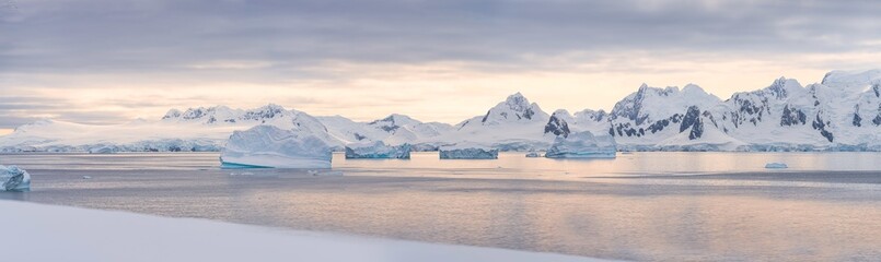 Fototapeta na wymiar antarktische Eisberg Landschaft bei Portal Point welches am Zugang zu Charlotte Bay auf der Reclus Halbinsel, an der Westküste von Graham Land liegt. 
