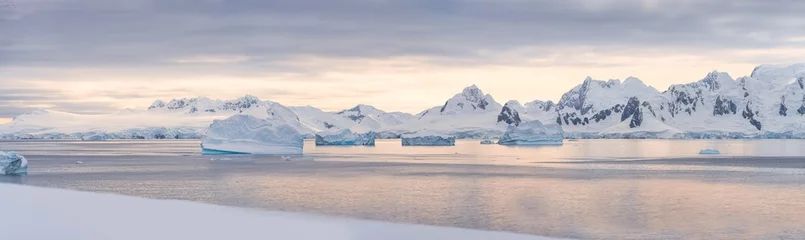 Gordijnen antarktische Eisberg Landschaft bei Portal Point welches am Zugang zu Charlotte Bay auf der Reclus Halbinsel, an der Westküste von Graham Land liegt.  © stylefoto24