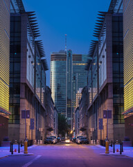 letni wieczór w centrum dużego nowoczesnego miasta w Europie © af-mar