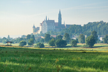 Blick vom Elberadweg auf die Albrechtsburg und den Dom in Mei&szlig;en