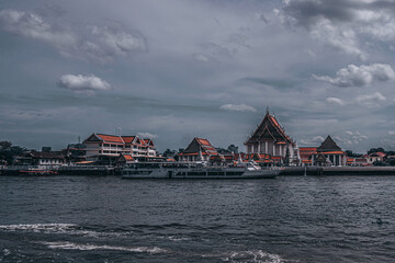 Fototapeta na wymiar Eine tolle Gelegenheit Bangkok vom Flussufer Chao Phraya zu sehen.