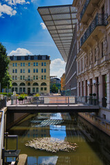 Blick auf den Pleiße-Mühlgraben vor einem Hotel am Innenstadtring, Pleiße, Kanal in der...