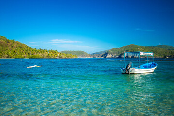 Botes y Olas en Playa Las Gatas en playa Zihuatanejo Mexico
