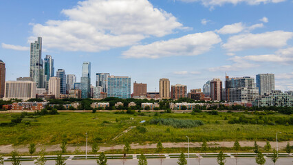Fototapeta premium establishing aerial drone footage of Chicago downtown near the park. the skyscrapers can be seen in the background as the clouds and sky are clear beautiful 