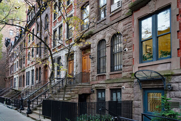  New York, long row of old brownstone townhouses