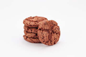 Cookies de chocolate e, fundo branco; 