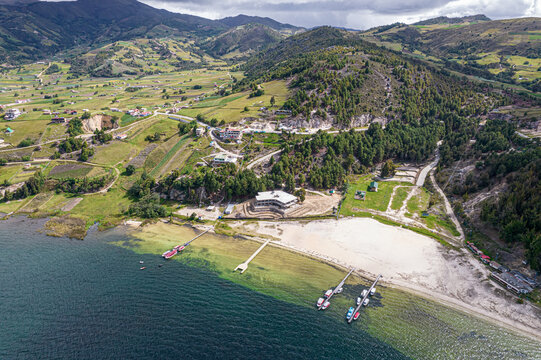 Muelles con embarcaciones, lanchas, motos de agua,  botes en la zona del lago de tota conocida como playa blanca, punto tur&iacute;stico de Boyac&agrave; Colombia