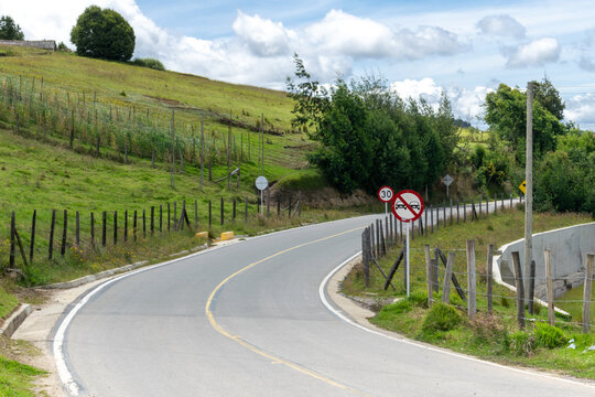 Cultivos de cebolla junca, papa, criolla, arboles y valles que rodean la laguna de Tota, ubicada en Boyac&agrave; Colombia 