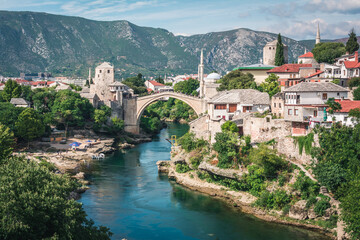 Oude brug, Stari Most, in Mostar, Bosnië en Herzegovina, herbouwde 16e-eeuwse Ottomaanse brug die de rivier de Neretva oversteekt.