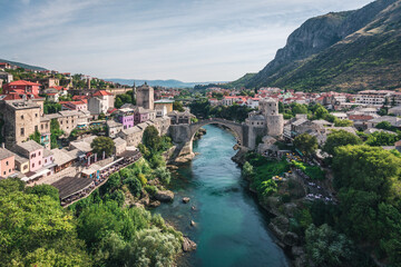 Oude brug, Stari Most, in Mostar, Bosnië en Herzegovina, herbouwde 16e-eeuwse Ottomaanse brug die de rivier de Neretva oversteekt.