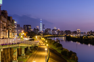 Fototapeta na wymiar Taipei city skyline at night