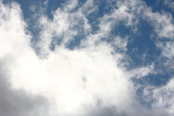 Obraz premium Picture of a blue sky with some clouds in the background.