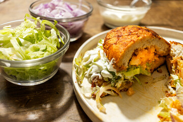 PAMBAZO  CON CREMA Y LECHUGA 