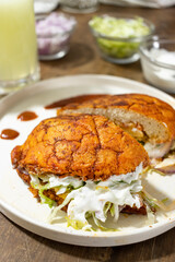 PAMBAZO  CON CREMA Y LECHUGA 