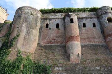 Vieux remparts en pierre, ville de Albi, département du Tarn, France