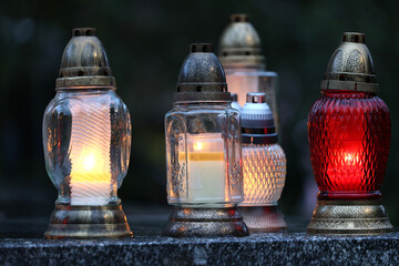 Świeczka na grobie osoby bliskiej świeci podczas święta zmarłych. 