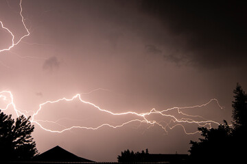 Fototapeta Pioruny, burza nocą, wyładowania elektryczne  obraz