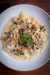 Pasta rellena, ravioles con crema de champignones