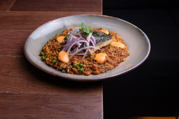 Pescado, pesca sobre risotto de arroz