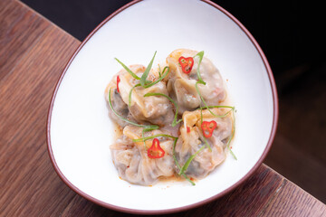 Dumplings en platos hondo blanco