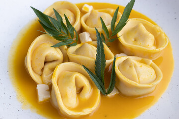 Capeleti, pasta en salsa 