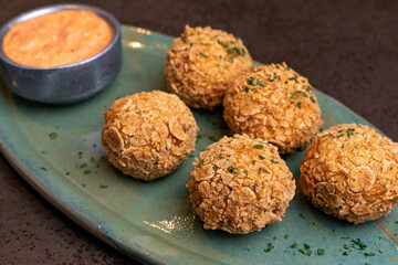 Croquetas de atun con salsa