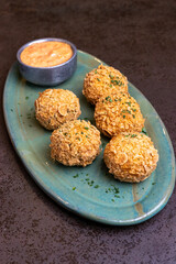Croquetas de atun con salsa