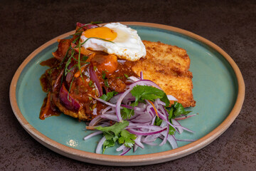 Pescado frito con huevo frito