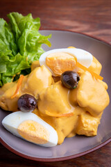 Papas a la huancaína, con juevo y aceitunas