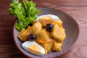 Papas a la huancaína, con juevo y aceitunas